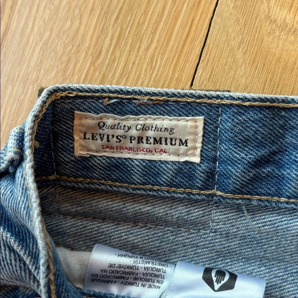 Levi’s Premium Denim Shorts 501 Distressed Ripped Size 31 - Picture 3 of 6